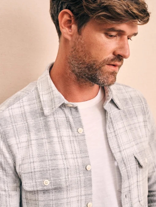 Outlet Legend™ Sweater Shirt - Shirts